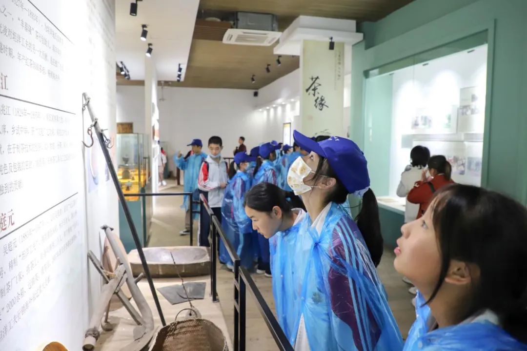 语言不通就用手比划;手势不够就凑近瞧瞧—